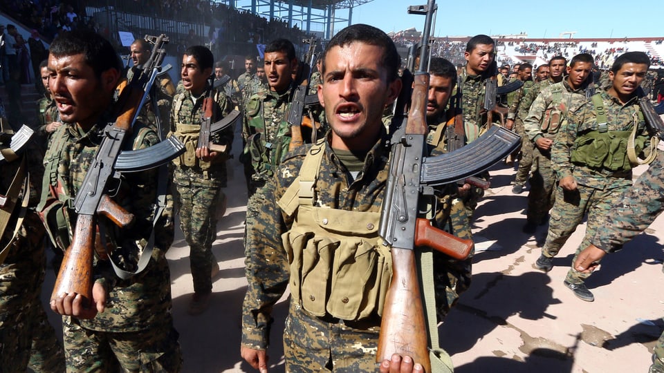 Kämpfer der syrischen Demokratischen Kräfte (SDF) feiert das einjährige Jubiläum der Befreiung von Al-Rakka.