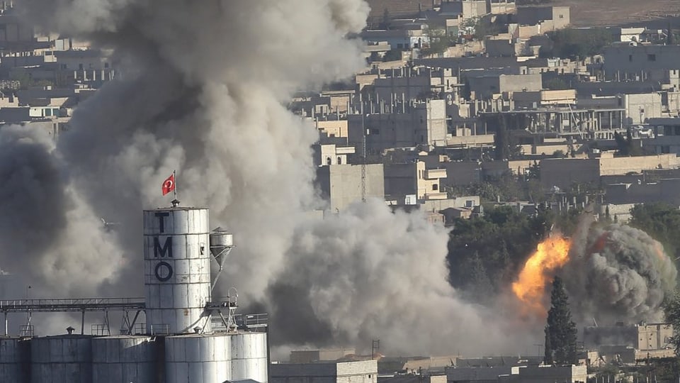 Viel Rauch und eine Flamme steigt in Kobane auf nach einem US-Luftangriff