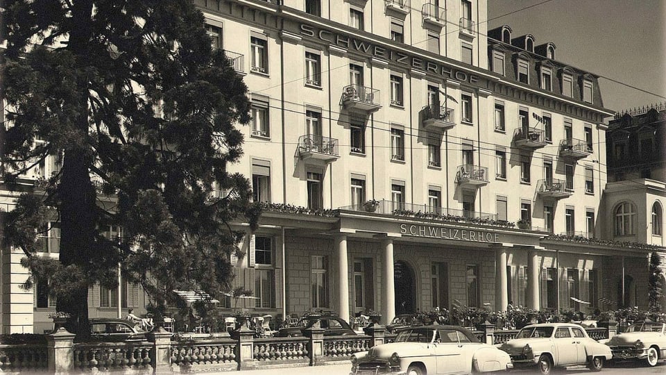 Ansicht des Hotels Schweizerhof in Luzern in den 1950er-Jahren.