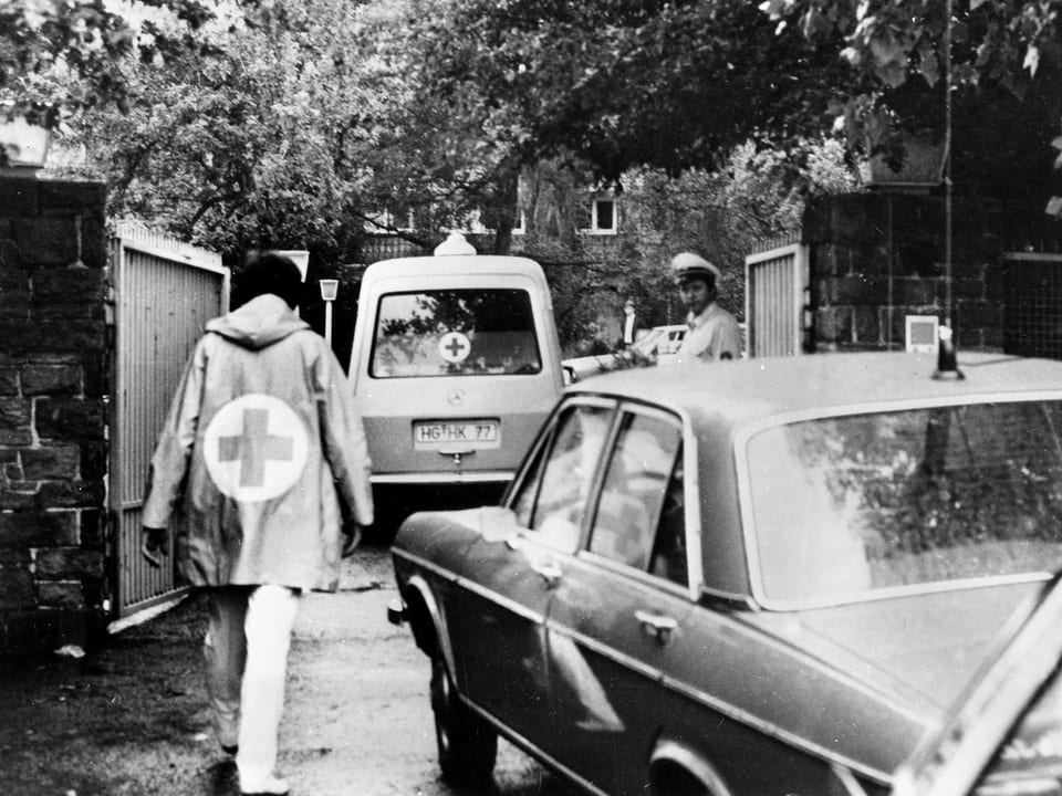 Ein Rettungswagen und Polizeiautos treffen am 30. Juli 1977 am Haus des Bankiers Juergen Ponto in Oberursel ein. Vor 30 Jahren, am 30. Juli 1977.