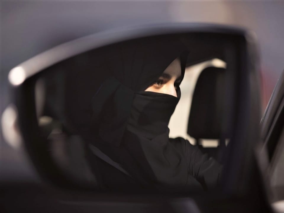 Eine Studentin der Effat Universität sitzt 2018 zum ersten Mal auf dem Fahrersitz, während eines von Ford Motor gesponserten Trainings in Jiddah, Saudi-Arabien.