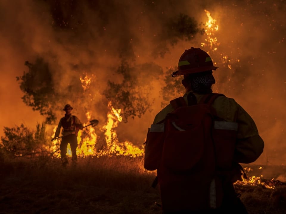 Feuerwehrläute stehen in dem Gebiet in Kalifornien, wo die Brände wüten. 