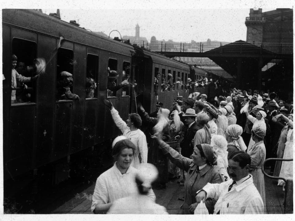 Nach kurzem Aufenthalt verliessen 1915 französische Evakuierte Zürich Richtung Genf. Sie wurden von Helferinnen und Helfern verabschiedet.