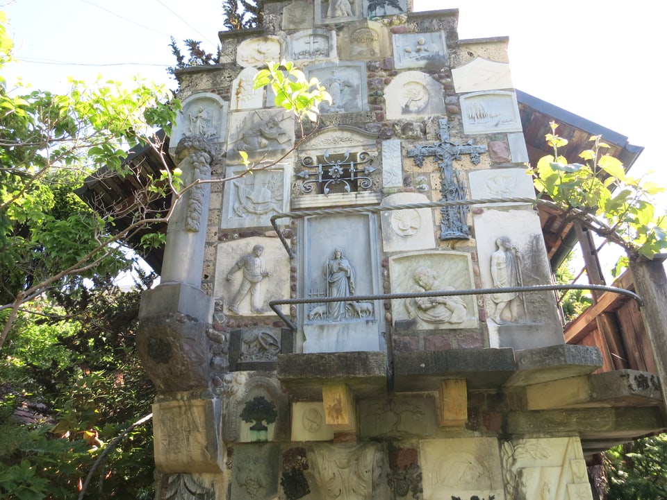 Glockenturm aus Grabsteinen
