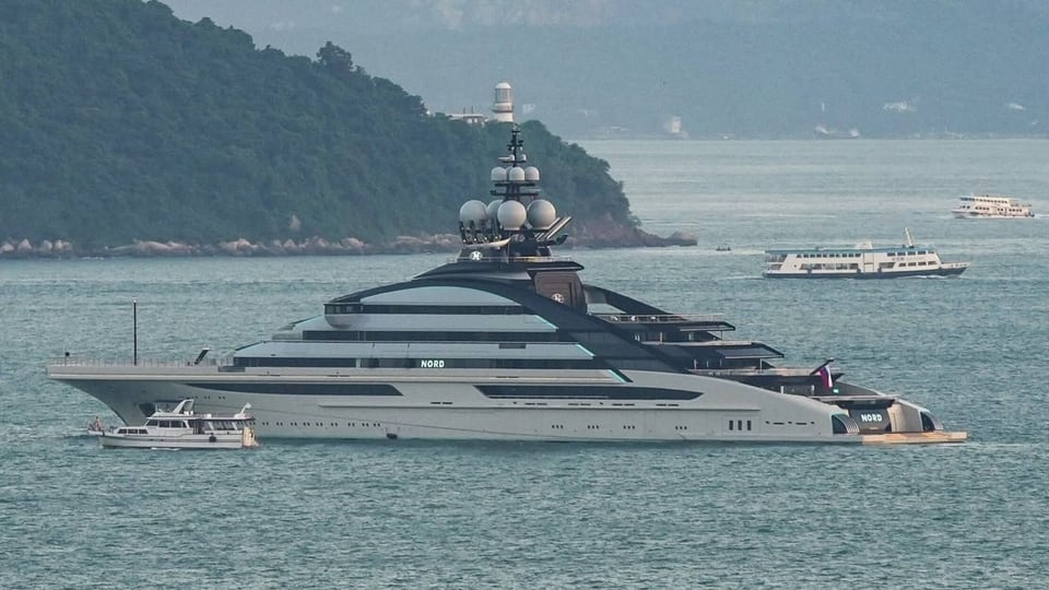Eine Luxusyacht in den Gewässern von Hongkong,