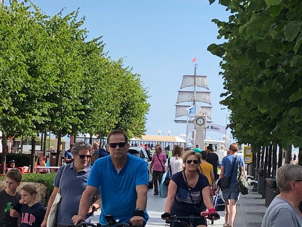 Radfahrer an Uferpromenade/Pier