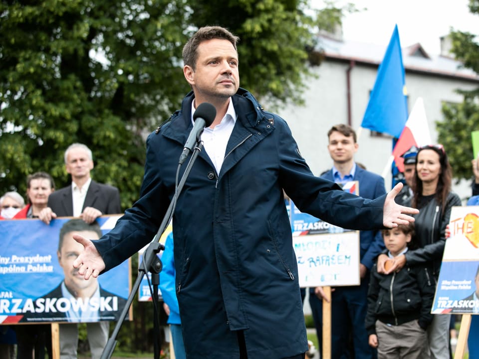 Der polnische Politiker Rafal Trzaskowski steht vor dem Volk.