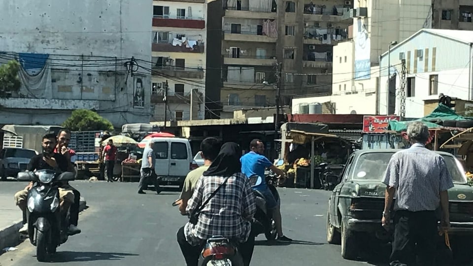 Motorräder auf einer Strasse in Tripoli