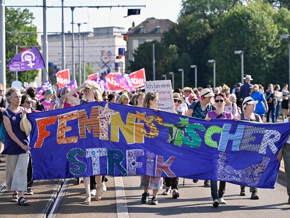 Frauen mit Transparent «feministischer Streik».