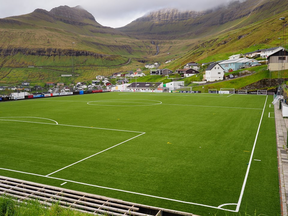 Der Fussballplatz in Fuglafjordur, ein verhältnismässig grosser Ort an der Ostküste mit mehr als 1500 Einwohnern.