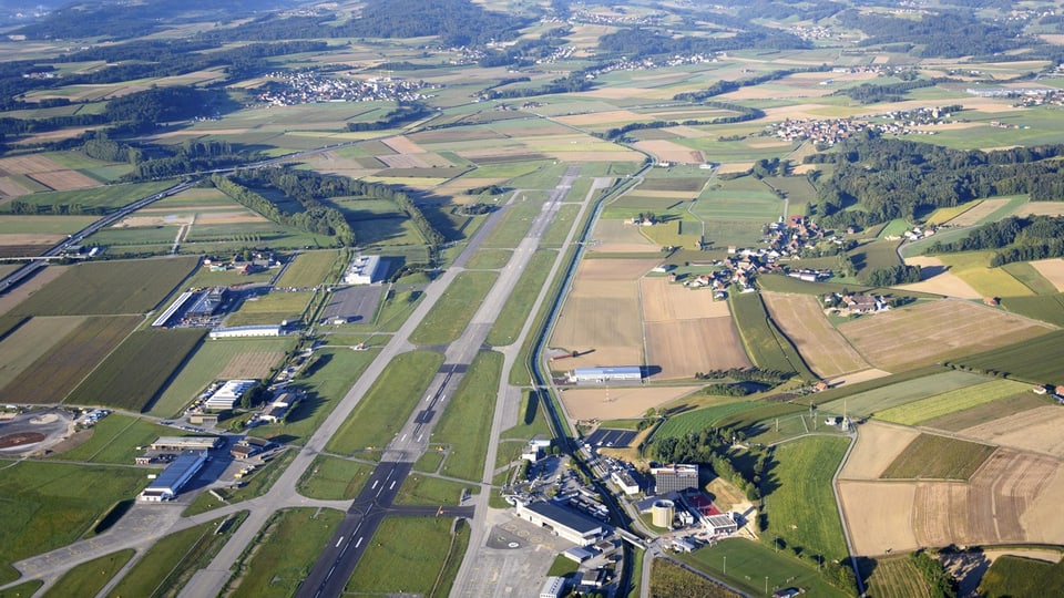 Miltärflugplatz Payerne (VD). Links im Hintergrund die Autobahn A1.