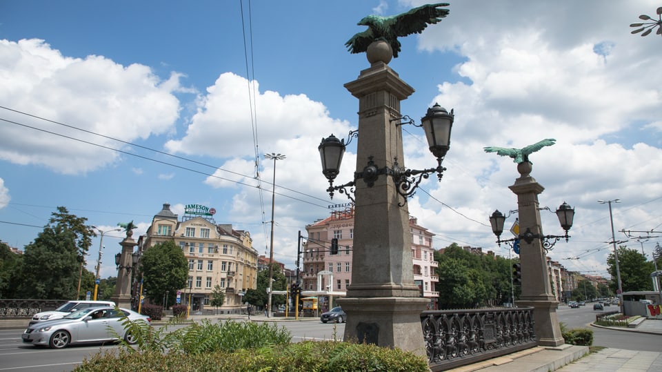 Seitenansicht der Adlerbrücke in Sofia bei gutem Wetter, Passanten und ein Bus überqueren die Brücke