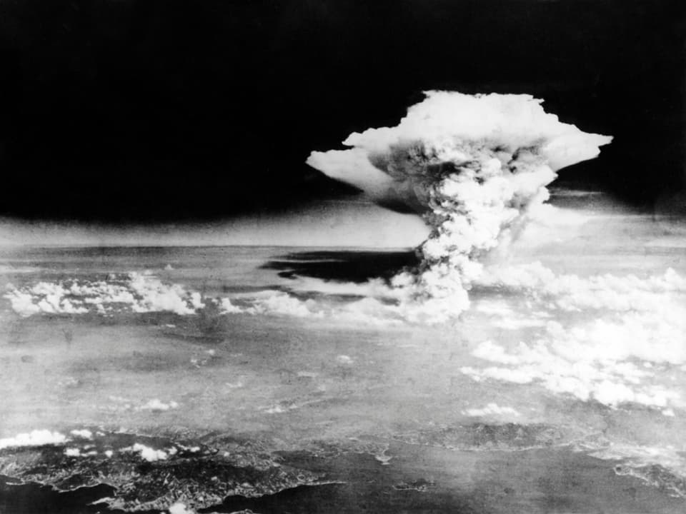 Die Atombombe über Hiroshima hinterlässt einen riesigen Atompilz.