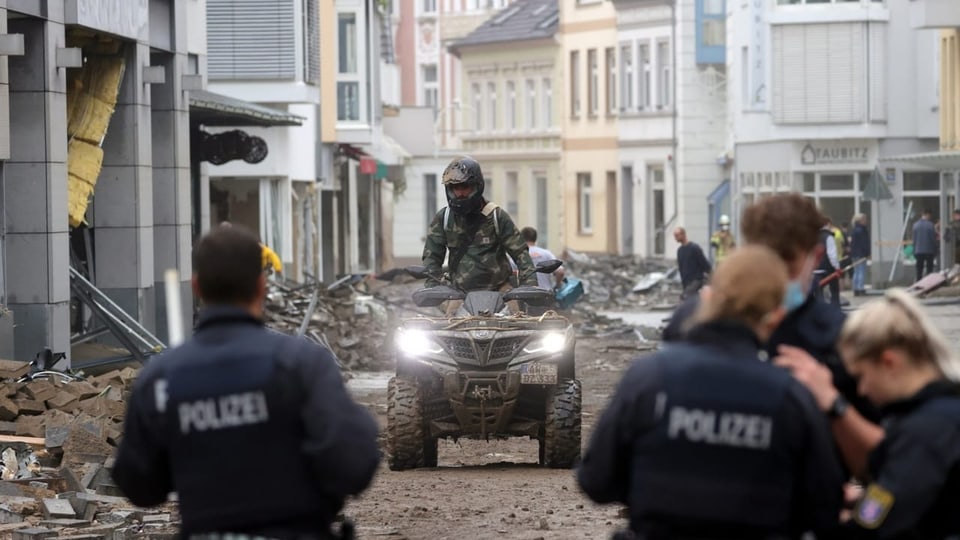 Einsatzkräfte und Anwohner in Bad Neuenahr-Ahrweiler.