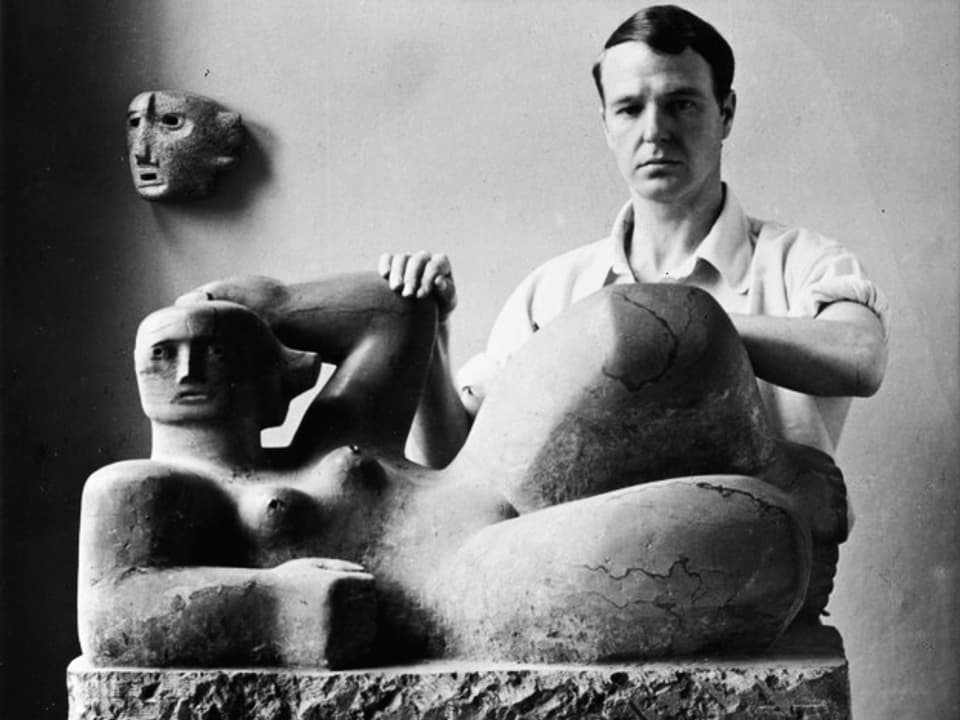 Henry Moore steht hinter der «Liegenden Figur».