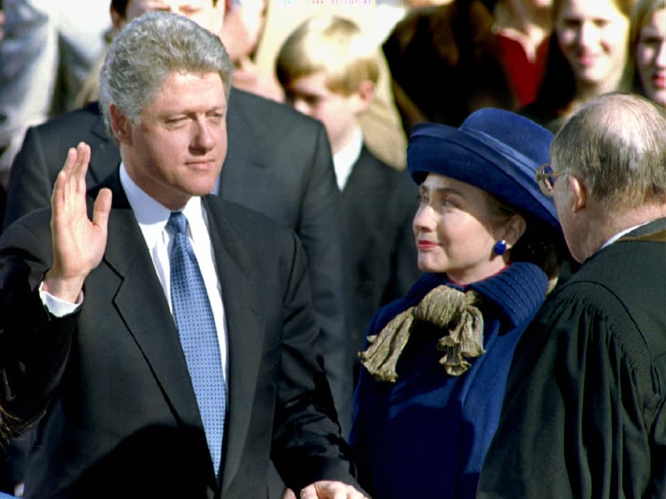 Hillary Clinton schaut Bill Clinton an, der den Amtseid ablegt.