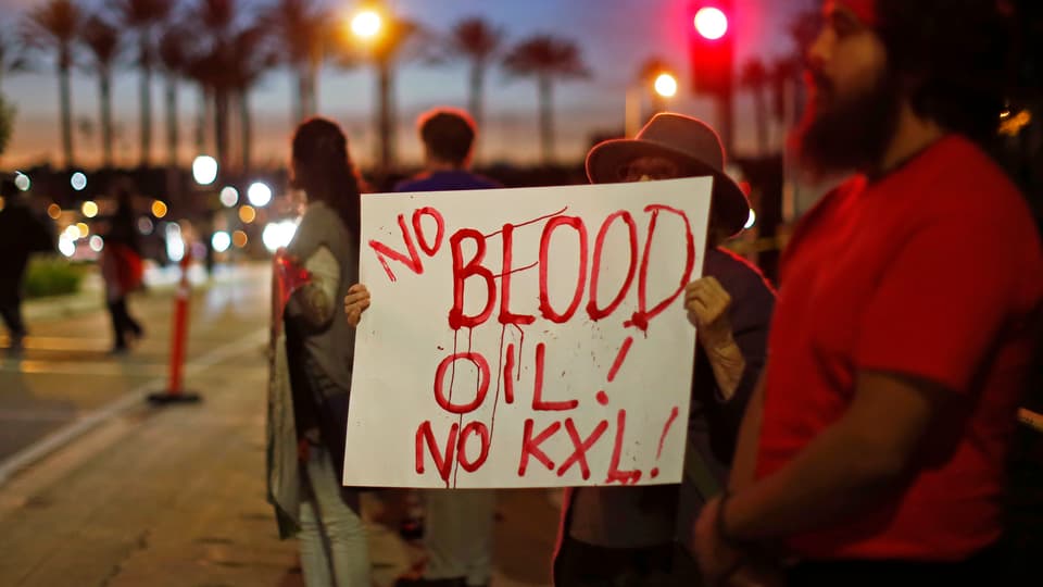 Protestler mit Schil und dem Text «No Bood. No Oil. No KXL»