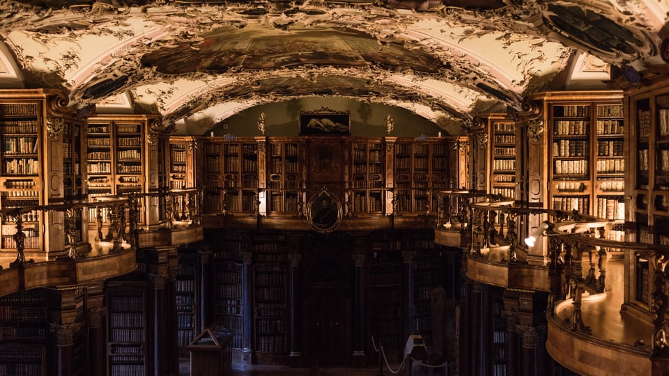 Im Innern einer barocken Bibliothek