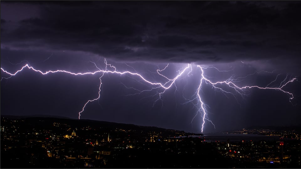 Heftige Blitze bei Nacht über dem Zürichsee