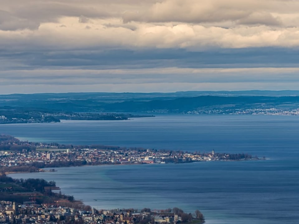 Luftbild von der Bodensee Region mit Stadt am Ufer. 