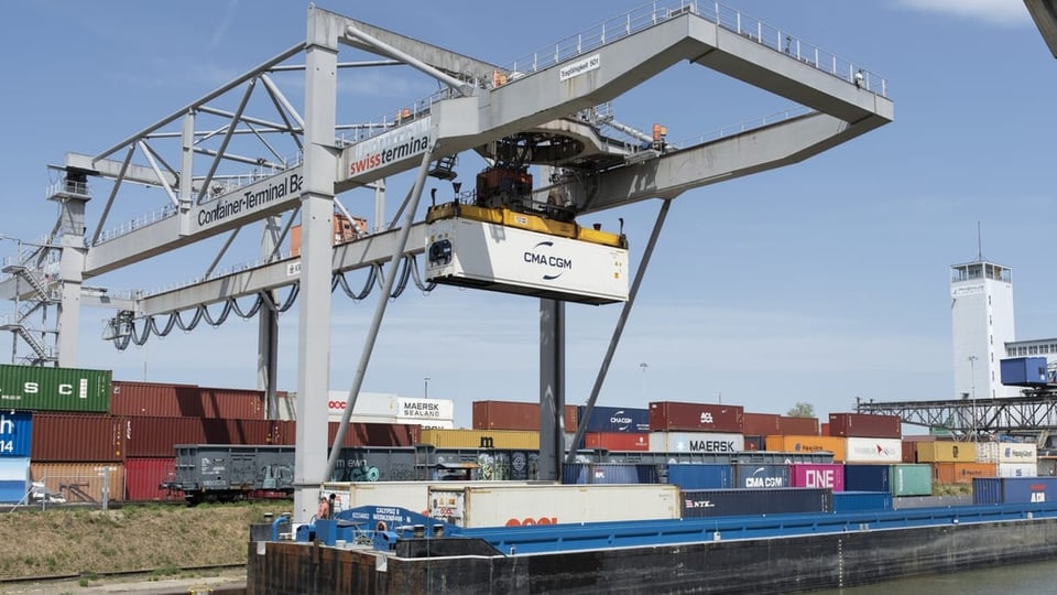 Hafenbecken 1 im Rheinhafen Basel mit Containerschiff