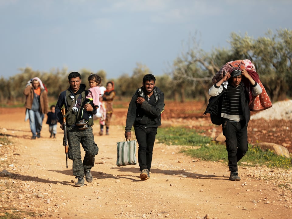 Menschen flüchten vor der türksischen Militäroffensive in Afrin. 