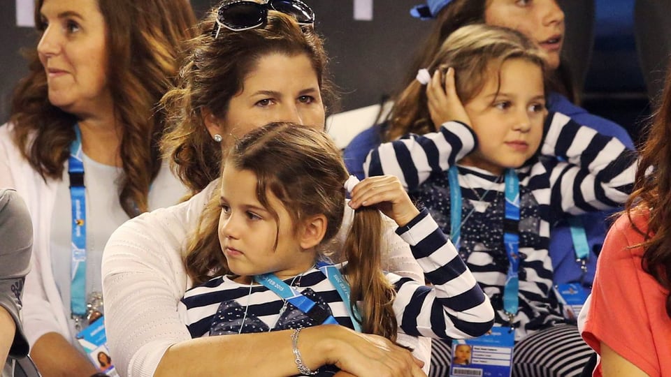 Mirka Federer hält eines der Zwillingsmädchen. 
