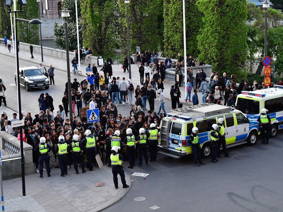 Polizei und Demonstranten in Stockholm.