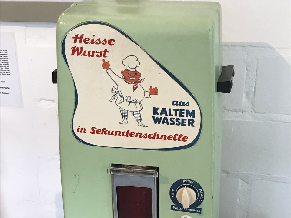 Ein alter Heisswurstautomat.