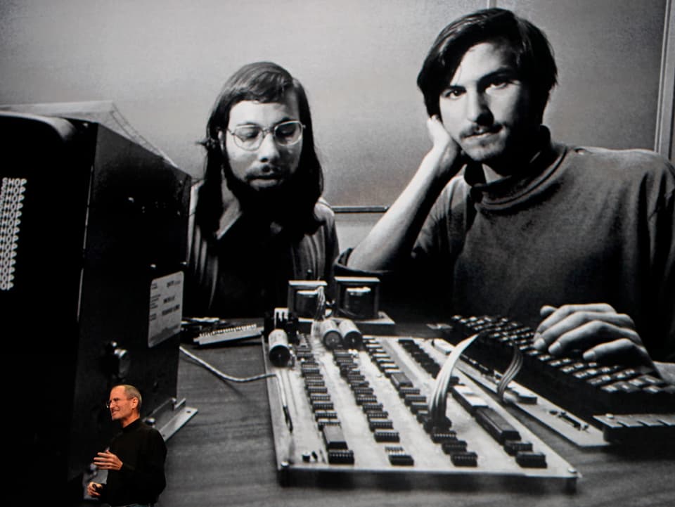 Steve Wozniak und Steve Jobs ca. 1975 vor einem Apple Mainboard.