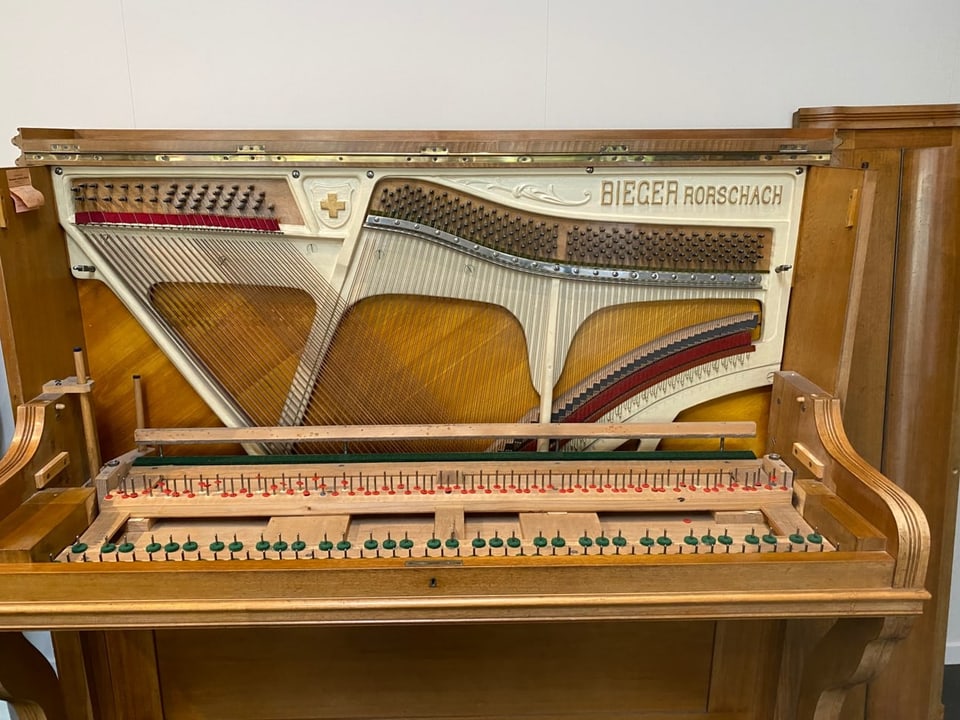 Ein quasi nacktes Klavier. Es hat weder eine Holzvertäfelung, noch Tasten.