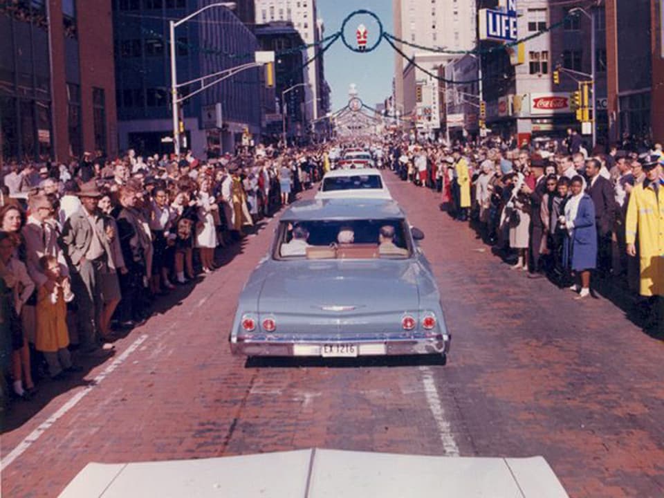 Die Wagenkolonne von John F. Kennedy.