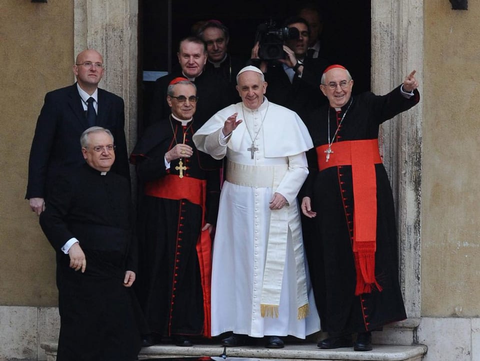 Der neu gewählte Papst Franziskus mit Kardinälen.