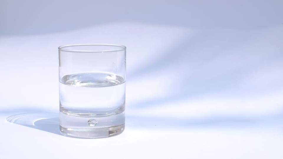 ein Glas Mineralwasser