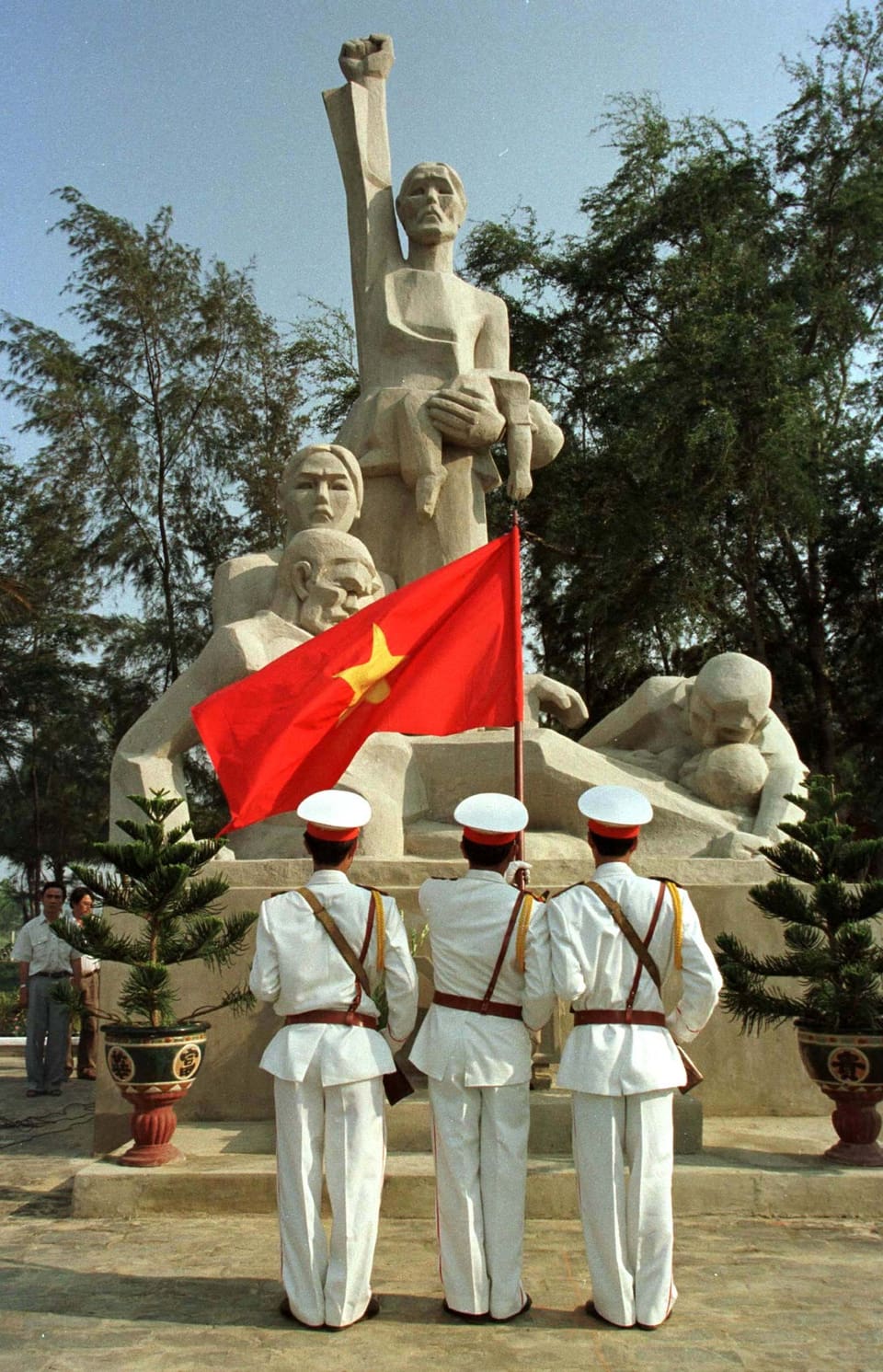 Soldaten vor der Gedenkstatue des Massakers am 30. Gedenktag.