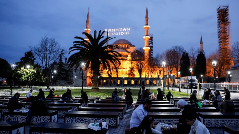 Menschen brechen vor der Hagia Sofia ihr Fasten