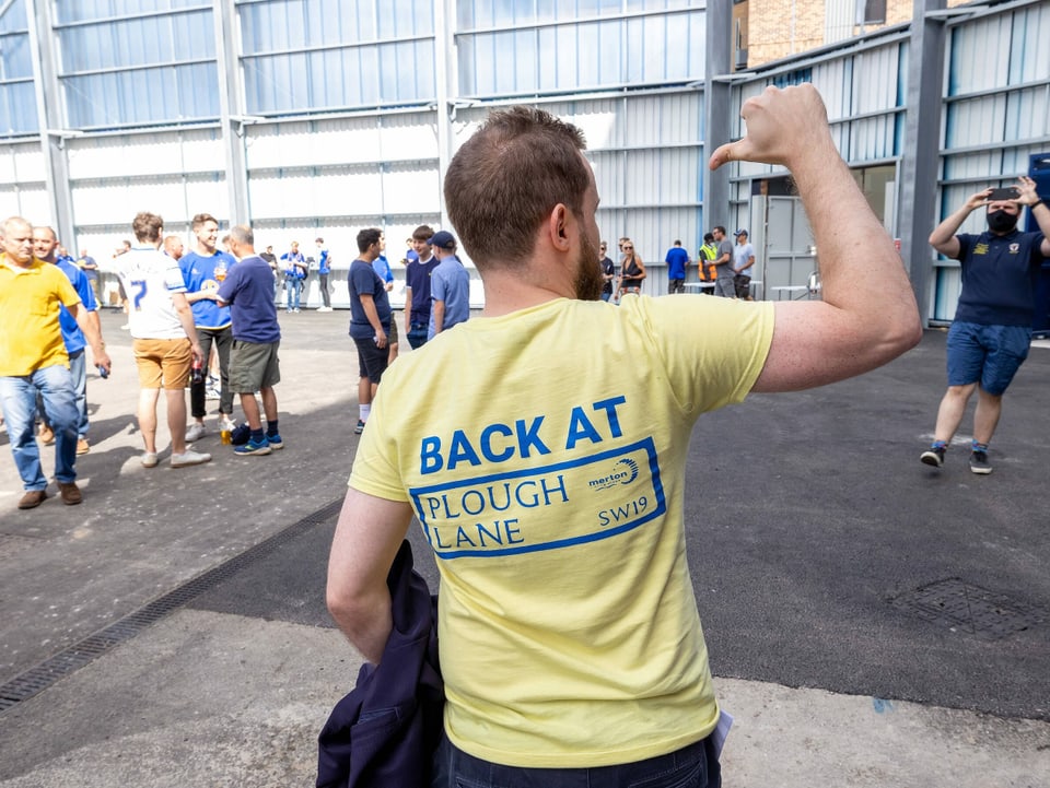 Fan trägt ein T-Shirt mit der Aufschrift «Back at Plough Lane»