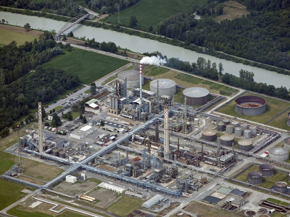 Luftbild der Raffinerie.