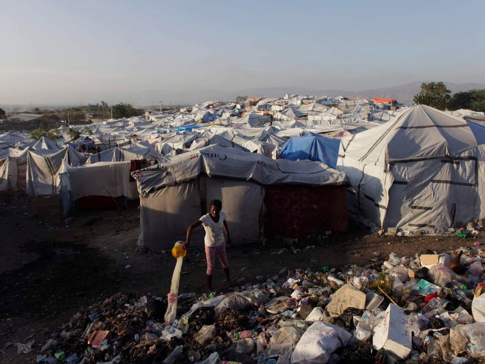 Ein Zeltlager für Obdachlose, im Vordergrund eine grosse Müllhalde.
