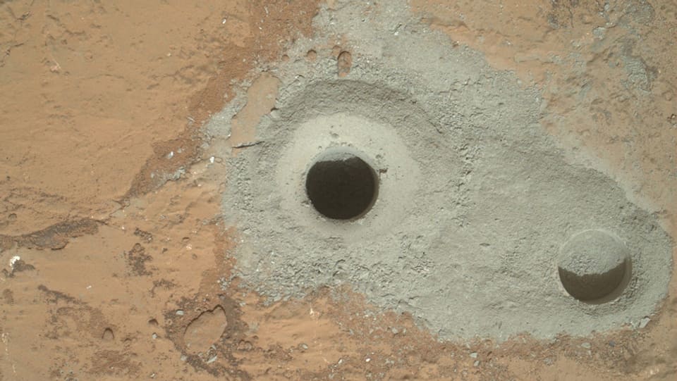 Das erste Bohrloch des Mars-Rovers Curiosity