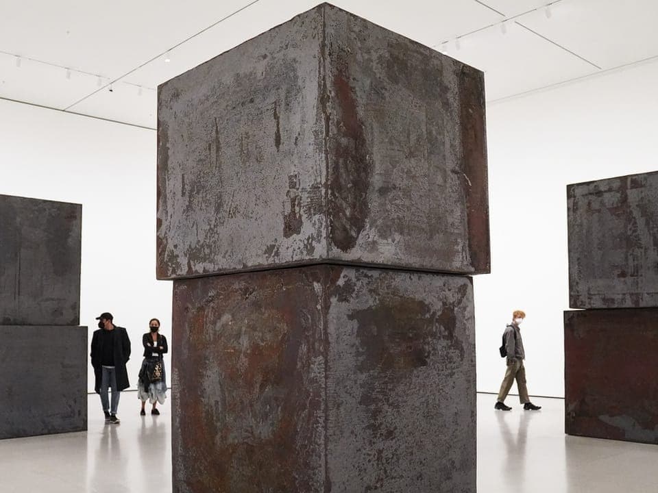 Richards Serras monumentale Metallblöcke stehen im Museum of Modern Art in New York.