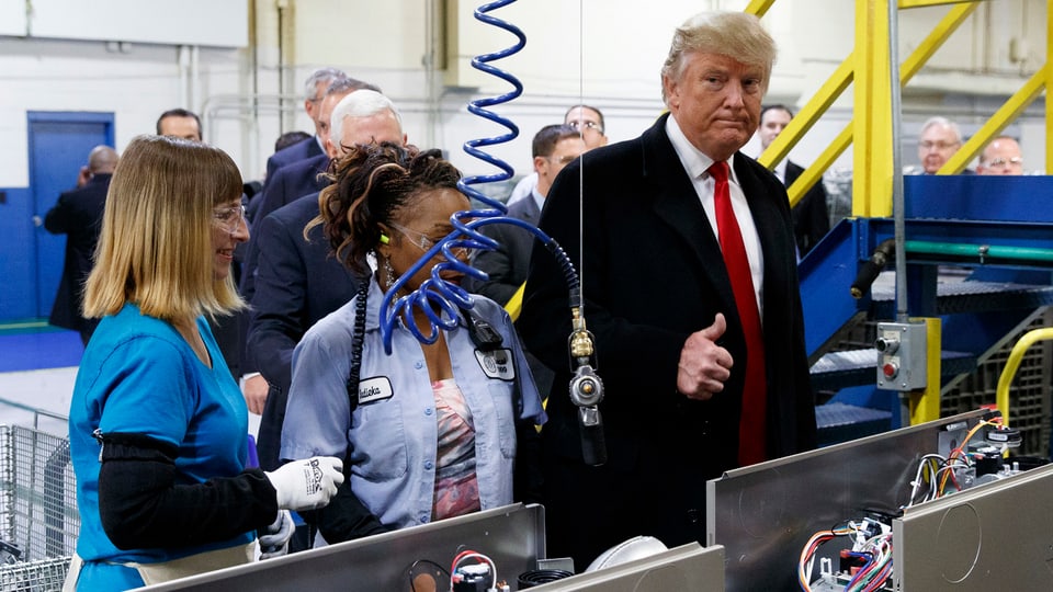 Donald Trump besucht eine Fabrik.