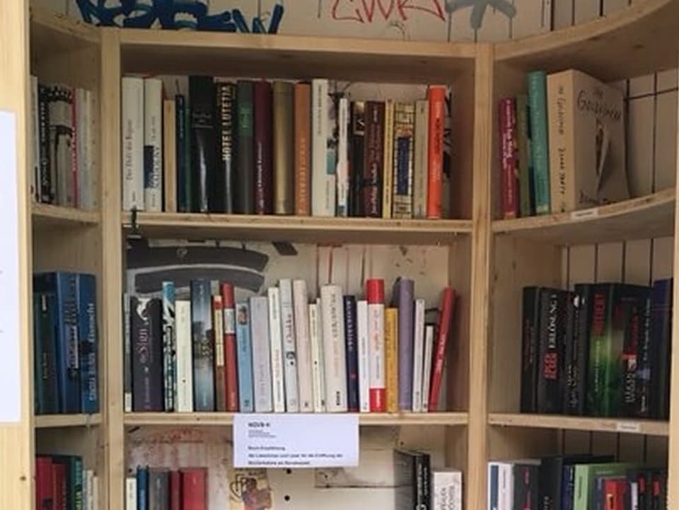 Eine Bücherwand.