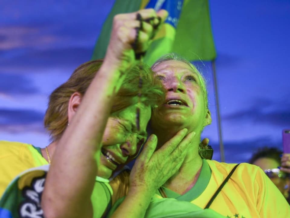 Anhängerinnen von Bolsonaro zeigten sich enttäuscht über den Wahlausgang.