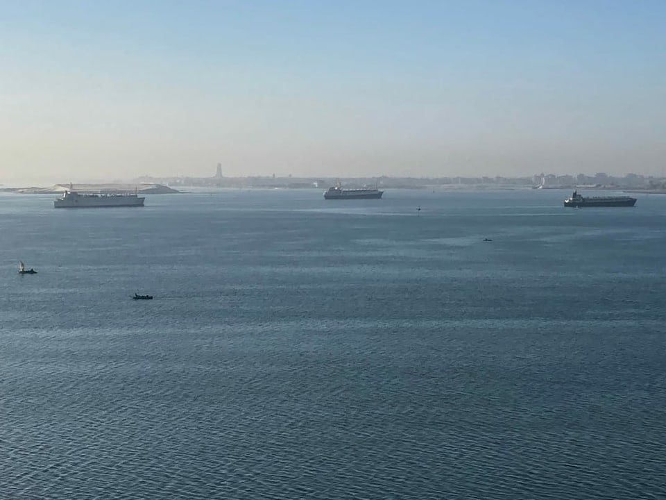 Schiffe sind auf halber Strecke durch den Suezkanal vor Anker gegangen, weil sie nicht weiterfahren können. Insgesamt warten rund 150 Frachtschiffe auf Weiterfahrt. 
