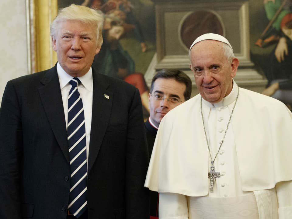 Donald Trump steht neben Papst Franziskus im Vatikan. Beide posieren für die Kamera.