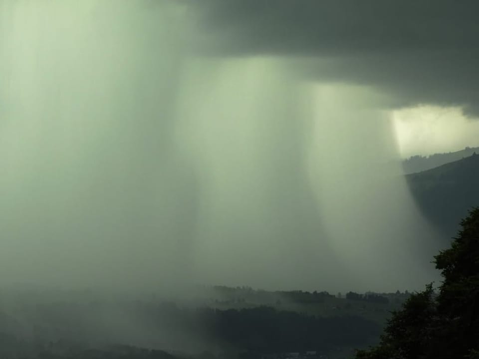 Beatenberg/BE Regenvorhang bei einem Gewitter über dem Thunersee