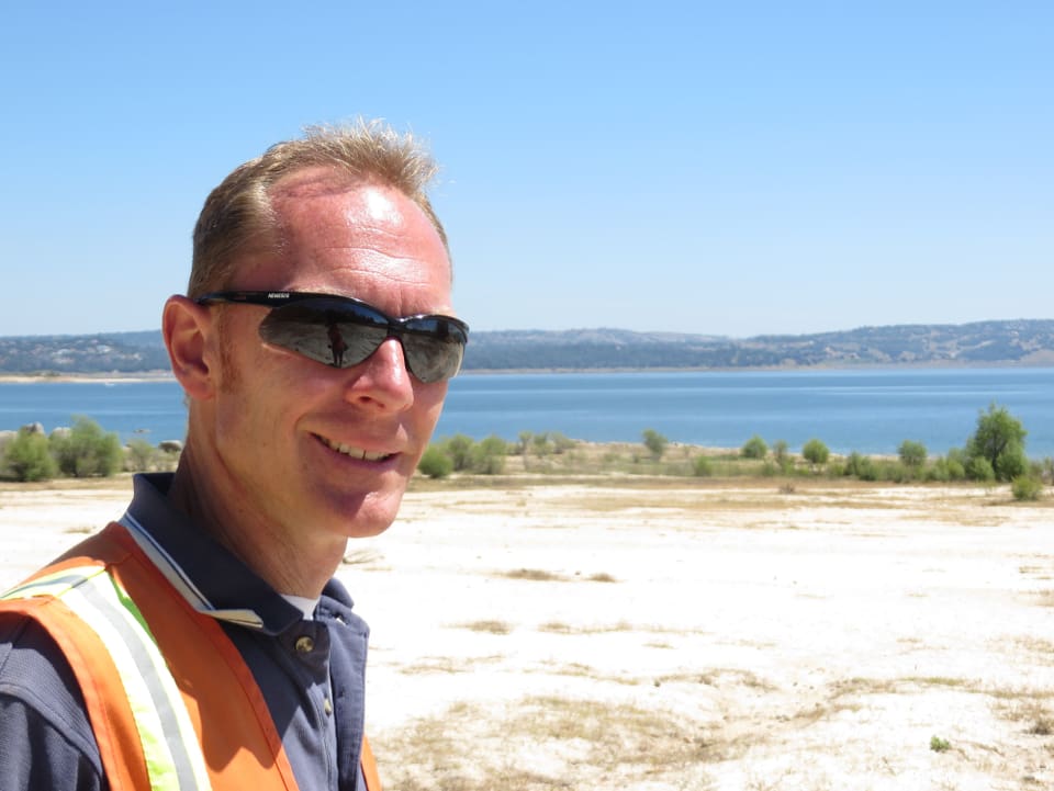 Ken Kirkland, Verantwortlicher für Wassersparen im San Juan Water District vor dem Folsom Lake.