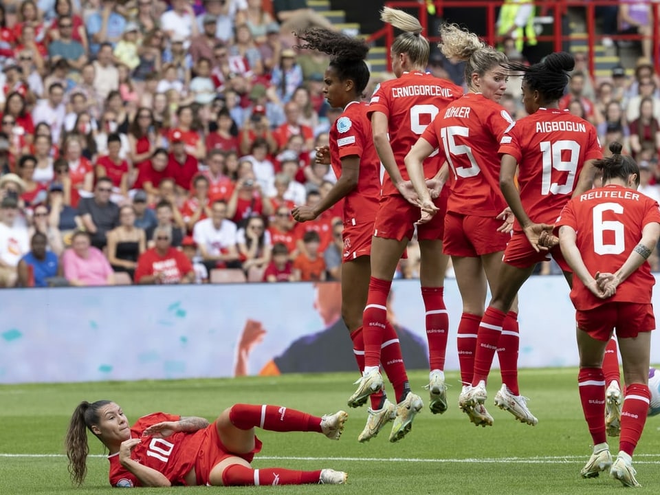 Die Schweizerinnen bei einem Freistoss im Gruppenspiel gegen die Niederlande.