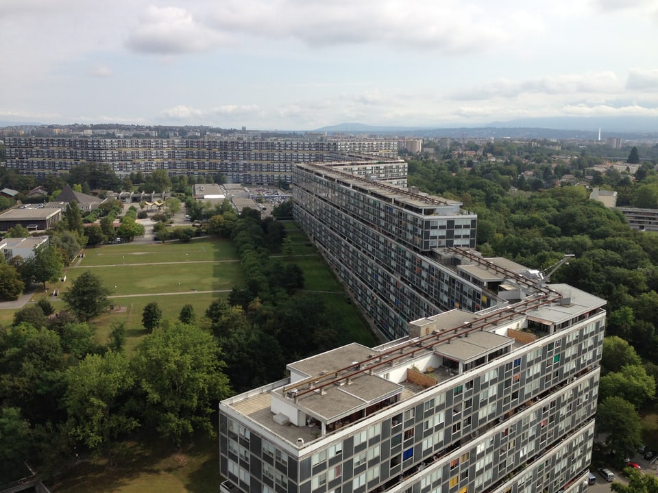 Die Wohnungssiedlung Cité du Lignon in Genf, aus der Luft fotografiert.